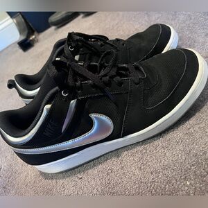 Nike Black & Metallic Silver Low Lace-Up Sneakers with Breathable Mesh Sz10